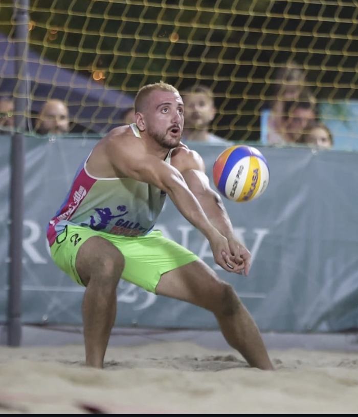 Omar passing in a night beach tournament